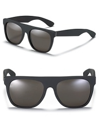 Be the center of attention in these flat top wayfarers from Super. Be the center of attention in these flat top wayfarers from Super.