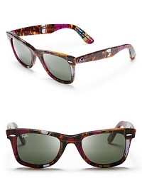 Color punches up the classic Ray-Ban Wayfarer silhouette, in summery shades of magenta and orange sure to brighten your outlook. Color punches up the classic Ray-Ban Wayfarer silhouette, in summery shades of magenta and orange sure to brighten your outlook.