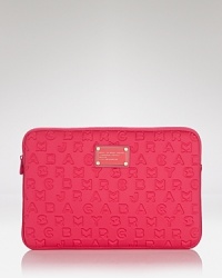 Give your laptop a status update with this neoprene case from MARC BY MARC JACOBS, stamped with the label's cool signature and a bold logo plaque. Give your laptop a status update with this neoprene case from MARC BY MARC JACOBS, stamped with the label's cool signature and a bold logo plaque.