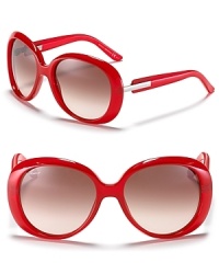 Lipstick red frames capture the essence of Italian glamour. Rock this sunnies from Gucci and get noticed. Lipstick red frames capture the essence of Italian glamour. Rock this sunnies from Gucci and get noticed.