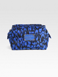 Conveniently-sized beauty essential with a bold graphic print in oceanic hues. Top zip closureFully lined7W X 4½H X 4DImported Conveniently-sized beauty essential with a bold graphic print in oceanic hues. Top zip closureFully lined7W X 4½H X 4DImported