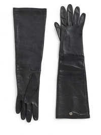 THE LOOKLeather gloves Seam detailsMetal logo and logo snap accentsTHE MATERIALLeatherFully linedCARE & ORIGINDry clean by leather specialistMade in Italy THE LOOKLeather gloves Seam detailsMetal logo and logo snap accentsTHE MATERIALLeatherFully linedCARE & ORIGINDry clean by leather specialistMade in Italy