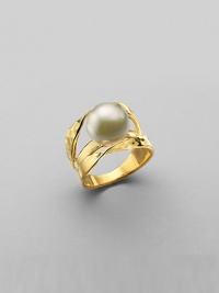 A single shining pearl suspends over a hammered setting of gold-plated sterling silver. 12mm white, round man-made pearl 18k gold vermeil Made in Spain