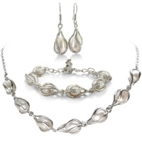 Unusual Freshwater Pearl Set, Necklace, Bracelet and Earrings Unusual Freshwater Pearl Set, Necklace, Bracelet and Earrings