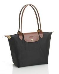 Not too big, not too small, Longchamp's shoulder bag is just right for everyday. Not too big, not too small, Longchamp's shoulder bag is just right for everyday.