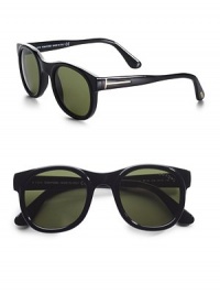 THE LOOKWayfarer-inspired plastic styleLogo accented end-pieces and templesMetal logo bridgeUV protectionSignature case includedORIGINMade in Italy THE LOOKWayfarer-inspired plastic styleLogo accented end-pieces and templesMetal logo bridgeUV protectionSignature case includedORIGINMade in Italy
