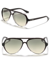 Chic aviator sunglasses with thick gradient frames, a retro-inspired look with a modern appeal. Chic aviator sunglasses with thick gradient frames, a retro-inspired look with a modern appeal.
