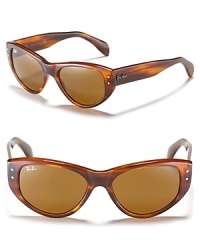Emanate old hollywood style in Ray-Ban's cat eye sunglasses with signature logo at temples. Emanate old hollywood style in Ray-Ban's cat eye sunglasses with signature logo at temples.