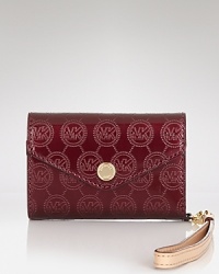 This effortless iPhone wallet captures the modern, cosmopolitan ease of MICHAEL Michael Kors with its practical design and glossy finish. This effortless iPhone wallet captures the modern, cosmopolitan ease of MICHAEL Michael Kors with its practical design and glossy finish.