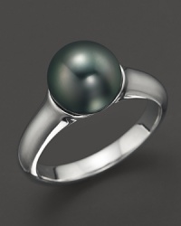 A timeless classic, this Tara Pearls pearl ring combines 18K white gold with a stunning Tahitian black pearl. A timeless classic, this Tara Pearls pearl ring combines 18K white gold with a stunning Tahitian black pearl.