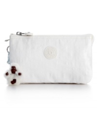 This indispensable pouch slides very easily into your handbag and gives you even more practical storage. Perfect for safeguarding your passport, money, keys and little beauty essentials. This indispensable pouch slides very easily into your handbag and gives you even more practical storage. Perfect for safeguarding your passport, money, keys and little beauty essentials.