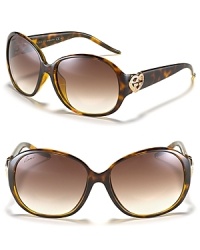 Classic sunglasses with a playful twist on the Gucci logo. Classic sunglasses with a playful twist on the Gucci logo.