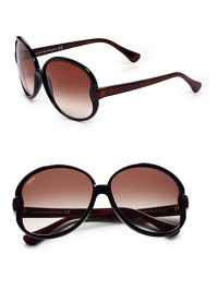 THE LOOKRounded style Etched logo on lens Logo accented temples UVA and UVB protectionSignature case includedTHE COLORBlack with gradient grey lensesORIGINMade in Italy THE LOOKRounded style Etched logo on lens Logo accented temples UVA and UVB protectionSignature case includedTHE COLORBlack with gradient grey lensesORIGINMade in Italy