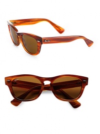 An acetate style in a signature design. Available in tortoise with crystal brown lens.Logo temple100% UV protectionMade in Italy An acetate style in a signature design. Available in tortoise with crystal brown lens.Logo temple100% UV protectionMade in Italy
