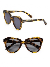 An eye-catching acetate design with an edgy, vintage look. Available in tortoise with G15 mono lens.Acetate temples with black metal arrow logoCategory 3 UV protectionImported An eye-catching acetate design with an edgy, vintage look. Available in tortoise with G15 mono lens.Acetate temples with black metal arrow logoCategory 3 UV protectionImported