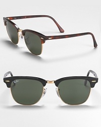 These timelessly chic sunglasses feature a simple and straightforward design. These timelessly chic sunglasses feature a simple and straightforward design.