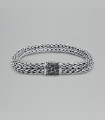 Signature John Hardy oval chain bracelet in crafted in sterling silver with black sapphire clasp. 8½ long Handmade in Bali