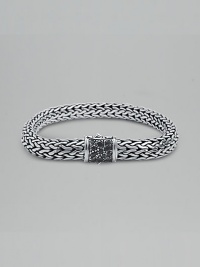 Signature John Hardy oval chain bracelet in crafted in sterling silver with black sapphire clasp. 8½ long Handmade in Bali Signature John Hardy oval chain bracelet in crafted in sterling silver with black sapphire clasp. 8½ long Handmade in Bali