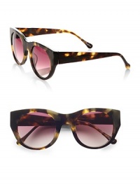 A mod over-sized design with a wide flat bridge detail, finished with an engraved logo and silver metal tip on the left temple. Available in shiny winter tortoise with red gradient lens.UV 400 lens Imported A mod over-sized design with a wide flat bridge detail, finished with an engraved logo and silver metal tip on the left temple. Available in shiny winter tortoise with red gradient lens.UV 400 lens Imported