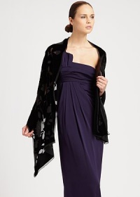 An exquisite design, crafted in plush velvet and adorned with a delicate rose design.75% viscose/25% silkAbout 65 X 180Dry cleanMade in Italy An exquisite design, crafted in plush velvet and adorned with a delicate rose design.75% viscose/25% silkAbout 65 X 180Dry cleanMade in Italy