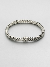 Sterling silver medium oval chain bracelet. Sterling silverSpring claspAbout 3 diam.Imported