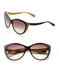 A retro cat's-eye design crafted out of two-tone plastic. Available in black horn with brown gradient lens.Plastic logo temples100% UV protectionMade in Italy